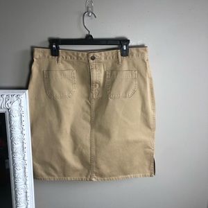 Cute Old Navy skirt with two front pockets